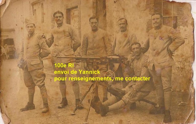 regiment100 6.jpg - Photo N° 6 :  : Photo de groupe de soldats du 100e régiment d'infanterie - 1914 1918 - Un internaute, Francis, a reconnu formellement son grandp-père, Eugène COURADIN, engagé à 18 ans. Il se trouve debout, tout à gauche.