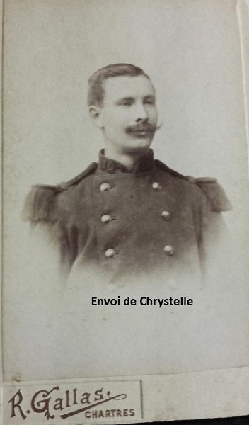 102eRI CAUJOLLE Eugène.jpg - CAUJOLLE Eugène Léon, né à Chartres en 1881. La photo date de 1904-1905, durant son service militaire. Malgré qu'il soit déclaré "réformé" en 1908, Eugène CAUJOLLE passera la guerre à la 4e section des COA, puis au transports militaires.
