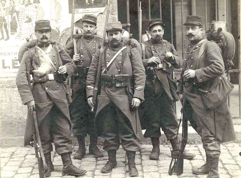 regiment104 34.jpg - Photo N° 34 : Quelques hommes du 104e régiment d'infanterie - 1914 - Grande collecte de l'Ain - Jean Louis FRANCOIS se trouve sur la photo (où?)