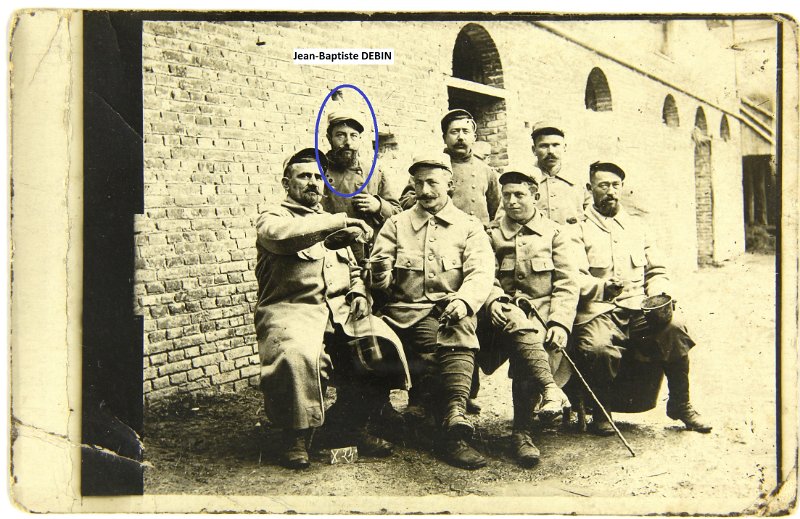 regiment105 46a.JPG - Photo N° 46 recto : Jean Baptiste DEBIN recruté à Riom (63), classe 1902, matricule 617. Arrivé au 105e régiment d'infanterie le 13/08/1914. Blessé le 06/09/1916 par éclat d'obus au poignet gauche au bois Triangulaire (80). Passé au 16e régiment d'infanterie le 19/04/1917 puis revenu au 105e régiment d'infanterie le 05/05/1917. Blessé au pied gauche au "camp du canard" (fôret d'Argonne) le 16/03/1918. https://1914-1918.europeana.eu/fr/contributions/19379