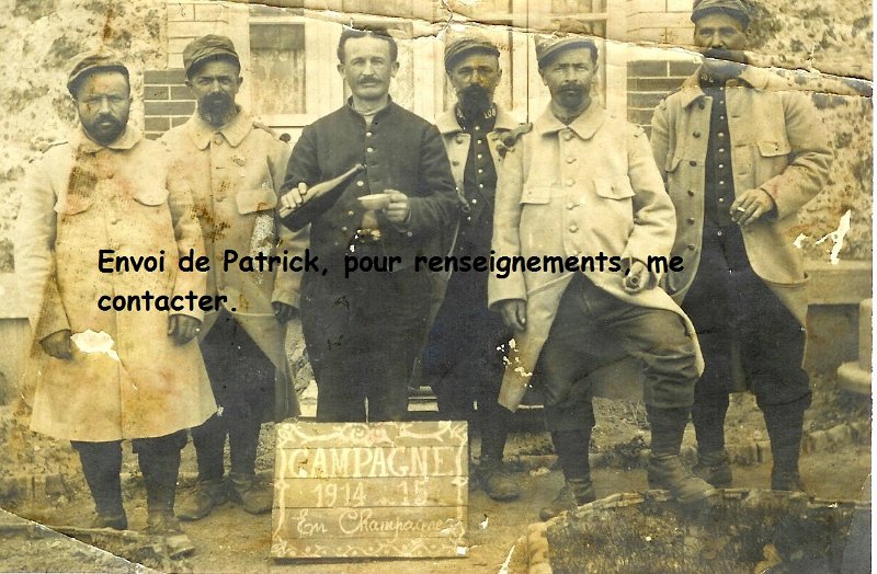regiment108 3.jpg - Photo N° 3 : Photo non datée lieu inconnu, sur laquelle les deux soldats de part et d’autre de l’homme à la bouteille, s’appellent VIARD Pierre et Auguste du hameau du Monthyon, commune de Saint Etienne de Cuines.