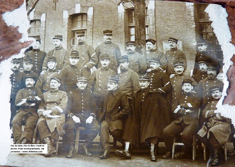 regiment119 36.JPG - Photo N° 36 : Groupe d'hommes du 119ème régiment d'infanterie - Photo collée sur une malle qui a appartenu à Georges Gaston PLESSIS (où sur la photo ?)