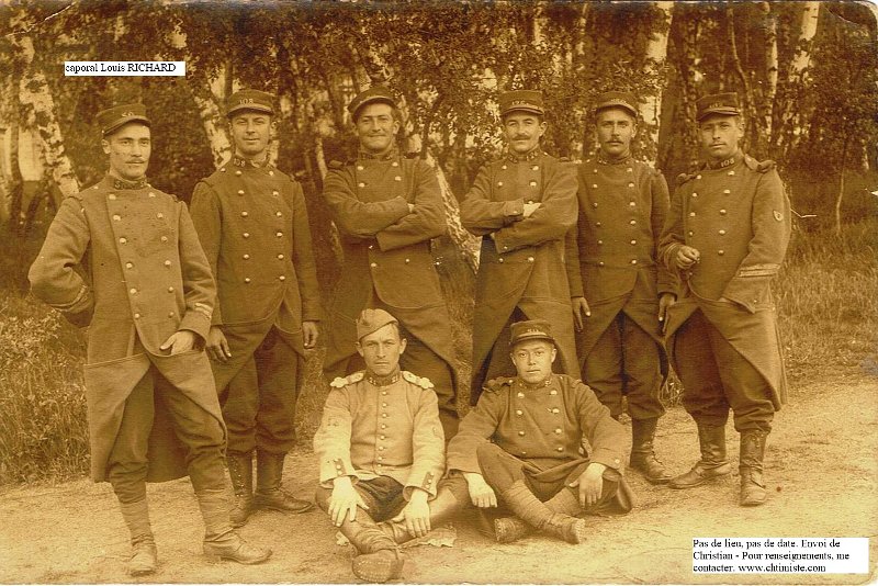 regiment126 20.jpg - Photo N° 20 : Le caporal Louis RICHARD du 50e régiment d'infanterie est mort pour la France le 26 septembre 1914, des suites de blessures de guerre. La photo date donc d'avant cette date. Il apparait ci avec des soldats des 108e et 126e régiments d'infanterie.