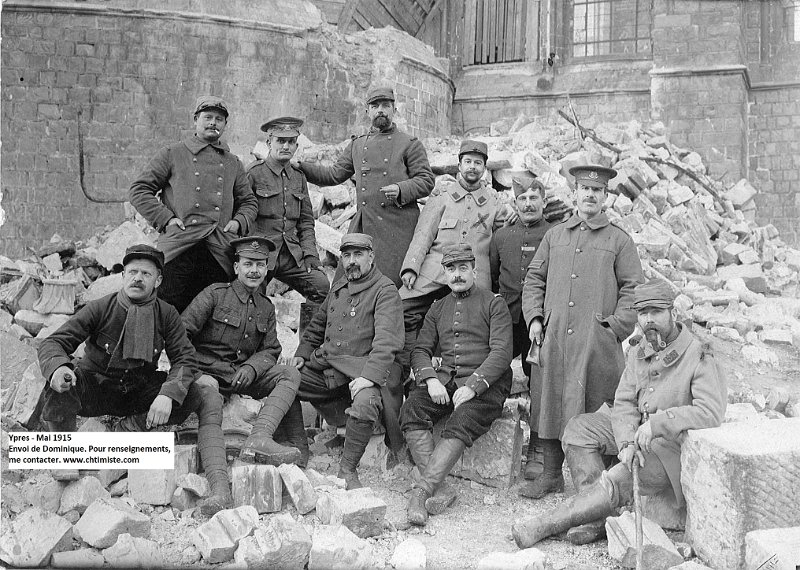 regiment135 23.jpg - Photo N° 23 : Ypres (Belgique) - Mai 1915. Les Anglias sont des Cheshire Regiment et Army Ordnance Corps.