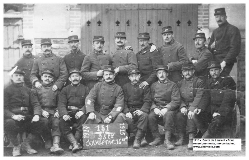 regiment151 27a.jpeg - Photo N° 27 recto : Carte postale de VILBERT Léon (qui n'est pas le soldat marqué d'une croix). VILBERT, Léon Adhelard Auguste, né le 23 octobre 1885 à Rubempré (Somme), domicilié à Rubempré (Somme). Affecté au 151e régiment d'infanterie, 25ème compagnie, 16ème escouade à partir de février 1915. Blessé en juin 1915 par un coup de mine. Blessé en septembre 1916 à Rancourt (80).