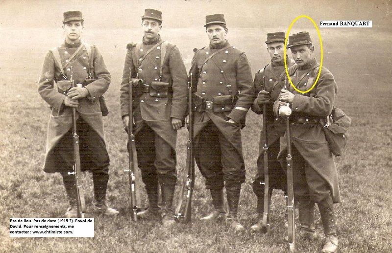 regiment166 5.jpg - Photo N° 5 : Fernand BANQUART appartenait au 166e régiment d'infanterie. Le cliché date probablement de 1915. Prisonnier au début de la bataille de Verdun, récalcitrant et envoyé dans les mines de sel en Silésie, le caporal Fernand BANQUART (premier en partant de la droite, avec le gobelet de fer blanc) devait succomber au début des années 20 à une pneumonie, dûe aux saletés respirées dans les mines de sel.