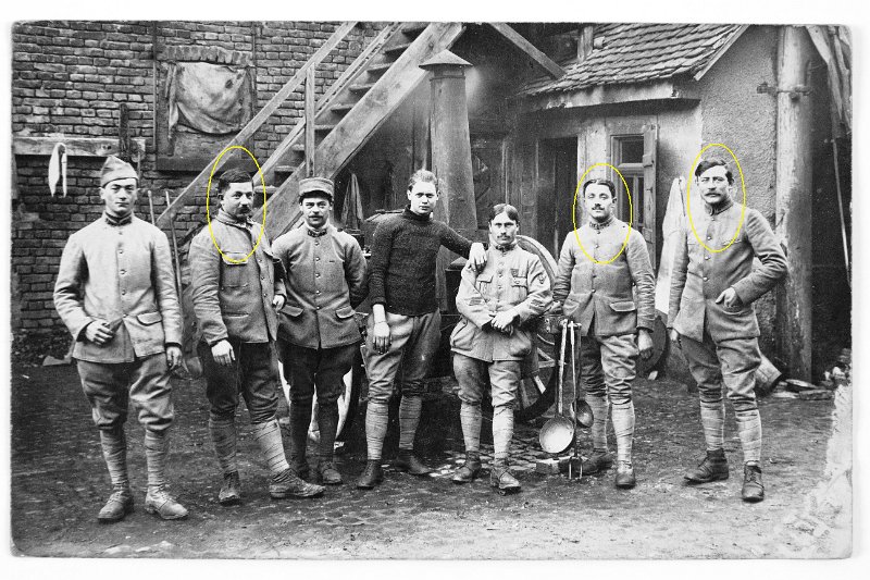 1.jpeg - Photo n° 1 : 3 hommes du 16ème régiment d'infanterie, 2 hommes du 98ème régiment d'infanterie. Aucune info. (europeana_eu_contributions_19278)
