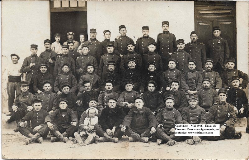 regiment17 25a.jpg - Photo N° 25 recto : Nyons ( 26), commune faisant partie du camp d'instruction de Valréas - Mai 1915 - 17e régiment d'infanterie : 13e et 14e escouades