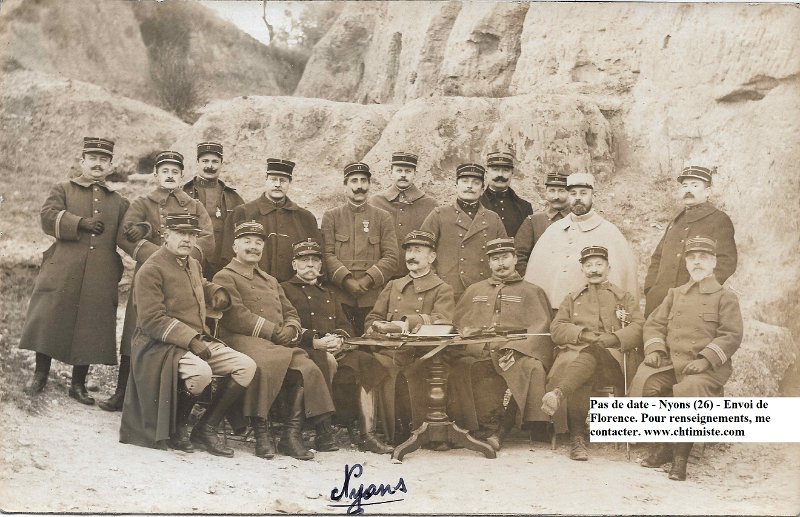 regiment17 26.jpg - Photo N° 26 : Officiers du 17e régiment d'infanterie - Nyons, commune faisant partie du camp d'instruction de Valréas - Pas de date. Photo du même endroit que la photo N° 9.