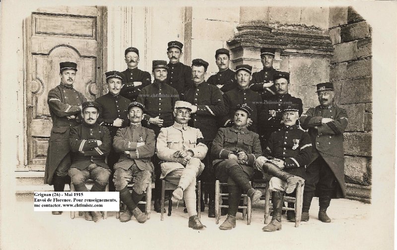 regiment30 15a.jpg - Photo N° 15 recto :  Grignan (26), commune faisant partie du camp d'instruction de Valréas - Mai 1915 : Cadres de la 25e compagnie du 30e régiment d'infanterie : GRUFFY - LAVIGNAT - DUSSAND - BONNARD - BIDAL - LARIGUET - MARCEL - DUMOULIN - PICHON - DEMAISON - ROUGELET - Sergent-major POUCHOT - Adjudant BARLET - Lieutenat CHANTANT du 107e (RI ou RIT ?) - Adjudant ROSSI - HAUEST.