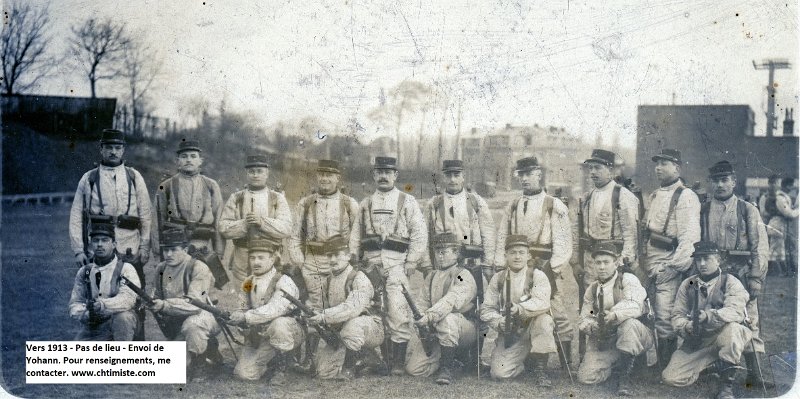 regiment33 16.jpg - Photo N° 16 : Groupe du 33e régiment d'infanterie vers 1913 - Pas de lieu - Un caporal debout au centre