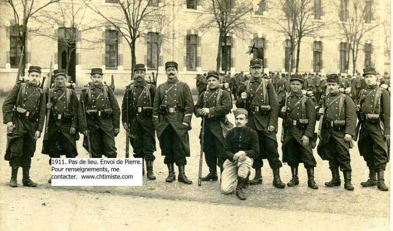 regiment4 10.jpg - Photo N° 10 : Escouade du 4e régiment d'infanterie en 1911. Lieu ? actuellemnt  lycée Vauban à Auxerre (89-Yonne) ?