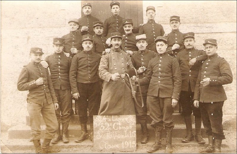 regiment4 9.jpg - Photo N° 9 : Escouade du 4e régiment d'infanterie " 4e de ligne - 1914 1915 - 32e compagnie - Les Poilus de la 15e - Classe 1915 " - Envoi de Marie-Camilla IRSID.