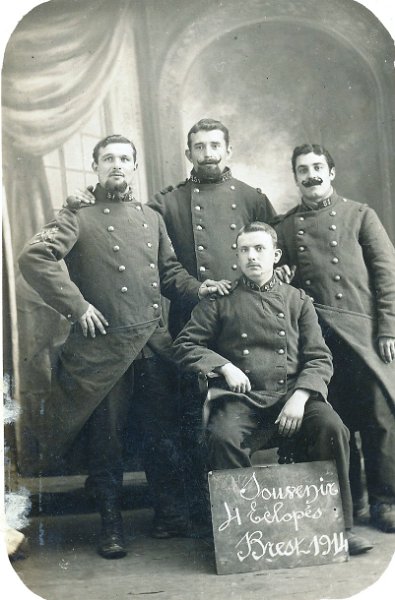 regiment51 8.jpg - Photo N° 7 : "Souvenir de 4 éclopés " - Pas de noms, Brest 1914. Envoi de Marie-Camilla IRSID.