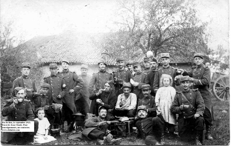 regiment69 1.jpg - Photo N° 1 : 1e septembre 1913. Un clown se cache parmi les soldats.....