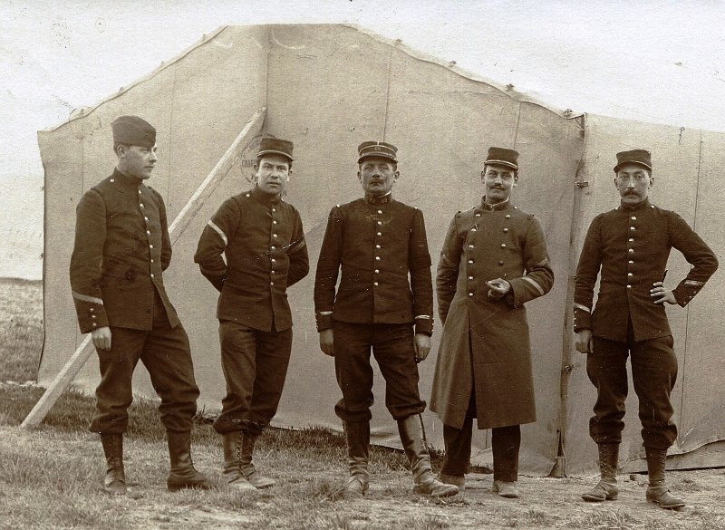 regiment69 26a.jpg - Photo N° 26 recto :  5 hommes du 69e régiment d'infanterie, dont un fourrier - 1909 - Vosges