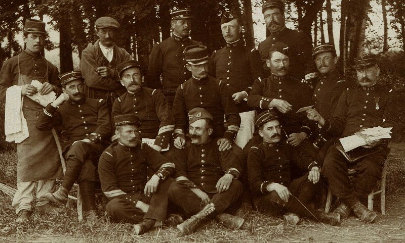 regiment69 27.jpg - Photo N° 27 : Sous-officiers du 69e régiment d'infanterie.
