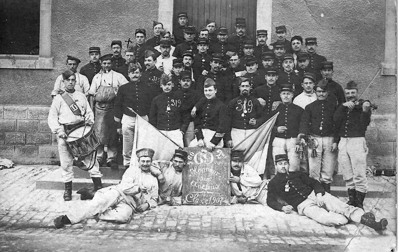 regiment69 28a.jpg - Photo N° 28 recto : Classe 1907 du 69e régiment d'infanterie - Nancy - La croix = un certain " Henri "