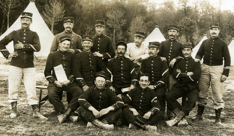 regiment69 32a.jpg - Photo N° 32 recto : Sous-officiers du 69ème régiment d'infanterie - 1908 - Timbrée de Troyes (10) - Adressée au sergent-major BOULAY.