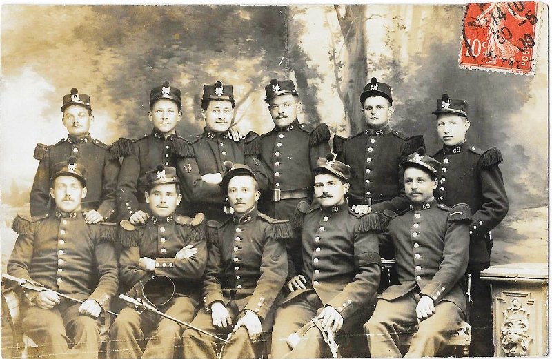 regiment69 34a.jpg - Photo N° 34 verso : Carte datée du 29 mai 1909 - Hommes du 69ème régiment d'infanterie : LEBLET - CHARNAN - MARCAIS - SAPOMME (?) - GUINEBRETIÈRE - GAUTIER - NEVEU - HILLAIS - BURON - CLAVEREAU - LEFEVE (LEFEVRE ?) - Merci à Robert