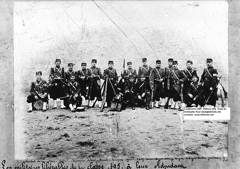 regiment73 14.jpg - Photo N° 14 : 2 septembre 1899 - Béthune (62). Le titre qui n'apparaîtra pas c'est " Libération de la classe 1895 ". Carte trouvée lors de travaux dans une ancienne caserne à Béthune. Des noms apparaissent : MARCHAND - ROISIN - CRÉPIN - LOIGNEL -  CHOQUERIAUX - LEBLOND - PICAVET - POINSIGNON - D'HEILLY - VASSEUR - ROUSSEL - DELANOOY -  VERMYLEN - ........Identité du troisième soldat en partant de la gauche Fleury Joseph CRÉPIN, né le 08 02 1875, il était serrurier puis peintre célèbre, et médium, il serait originaire d'Hénin-Beaumont.