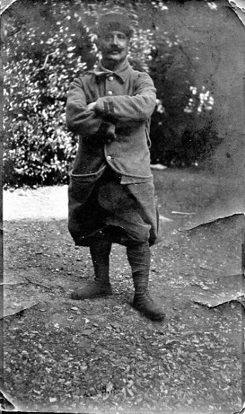 74eRI GREENBAUM Jacob.jpg - Jacob GREENBAUM a été gazé à Boesinghe près d’Ypres le 22 avril 1915, puis en convalescence à Mont St Aignan (près de Rouen) pendant un an. La photo n’est pas datée mais il était sergent depuis le 1er octobre 1918. Il a été ensuite affecté au dépôt des travailleurs coloniaux de Marseille puis démobilisé le 12 février 1919.