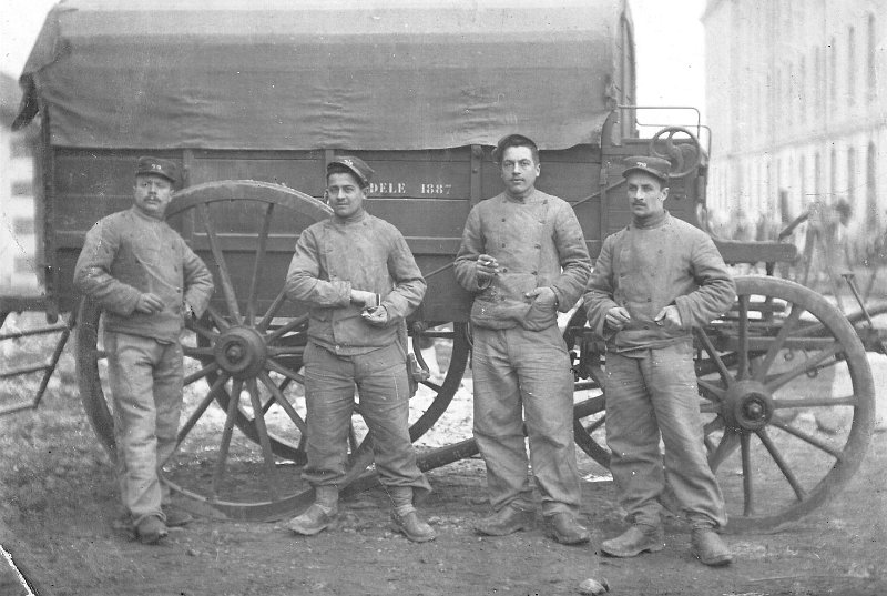 regiment79 20a.jpg - Photo 20 recto : 4 soldats du 79e régiment d'infanterie à Nancy devant une voiture hippomobile - Septembre 1909