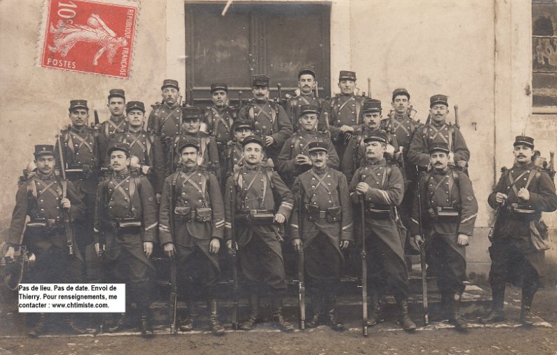 regiment7 14.jpg - Photo N° 14 : Groupe d'hommes du 7ème régiment d'infanterie. Carte envoyée par un caporal de la 10ème compagnie à Mademoiselle Céline HEREIS à Le Perreux