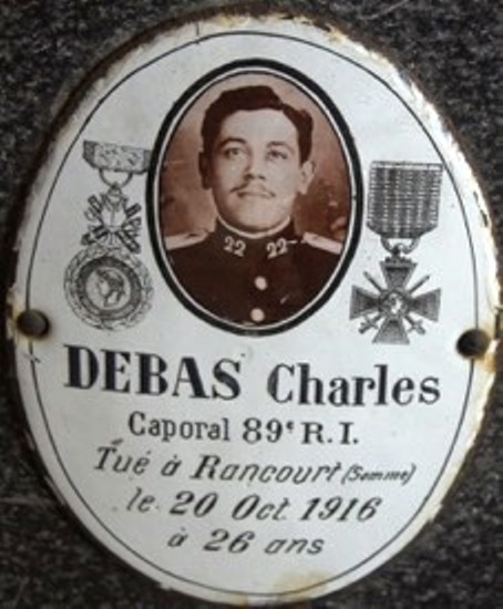 DEBA.jpg - DEBAS Charles - Mort pour la France le 26/10/1916 - Bonne date sur MDH, mauvaise sur plaque...  DEBAS Charles, caporal au 89 régiment d'infanterie - Ex au 22e COA -  - Sa FM isible ici :  http://archivesenligne.pasdecalais.fr/v2/ark:/64297/a3ec1373964f63ae982f56f4903f9655