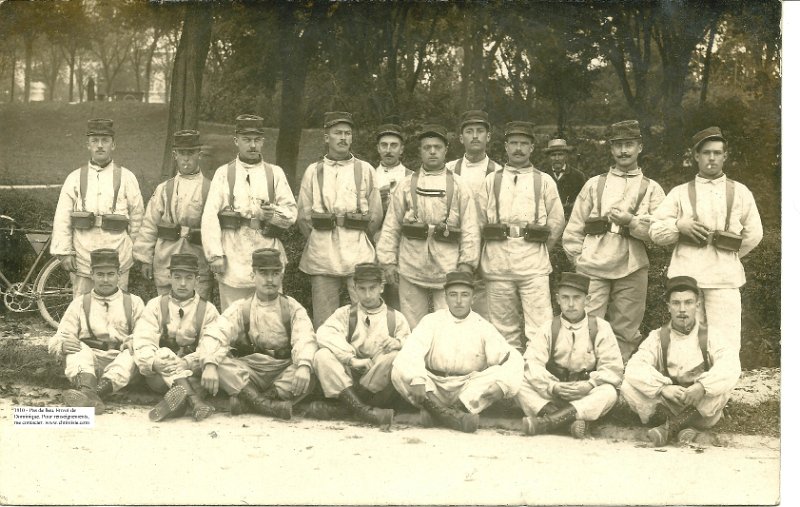 regiment95 11a.jpg - Photo N° 11  : Une escouade avec son caporal et un "intrus" !  - Date 1910