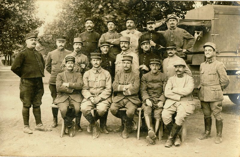 regimentartillerielourde4 6.jpg - Photo N° 6 : Officiers du 4e régiment d'artillerie lourde. Pas de noms, pas de date (1913 ?), ni de lieu. Envoi de Roger-Paul MICUM. Carte trouvée sur brocante.