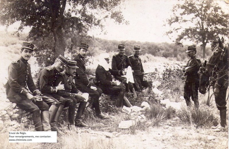regimentartillerie19 11.jpg - Photo N° 11 :  En manoeuvres. De gauche à droite : S/lt TOULLARD, Lt. PARIS, Lt. BIDET (2e batt.), pas de nom, Cdt. ADELER, Cpt. TARJ (ou Tay, difficilement déchiffrable), Cpt. SÉTZE, Cpt. BOUDAUD. Le Capitaine L. Boudaud, commandant la 3e batterie du 19e RAC, fut tué le 11 août 1914 au combat de Lagarde.