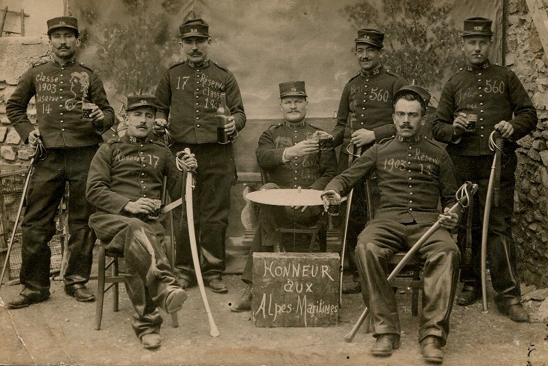 regimentartillerie19 14a.jpg - Photo N° 14a : Artilleurs originaires des Alpes-Maritimes des 19e et 38e régiments d'artillerie de campagne de Nimes. Un nom : MAGNART du 38e régiment d'artillerie de campagne, 5e batterie.