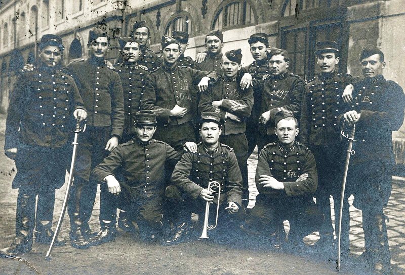 regimentartillerie19 16a.jpg - Photo N° 16 recto : Groupe du 19ème régiment d'artillerie de campagne ? ou 19e Chasseurs à cheval ? - 1907