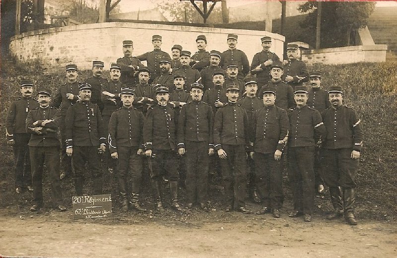 regimentartillerie20 7.jpg - Photo N° 7 : tampon au dos : Novembre 1914, Poitiers. Merci à Jean-Léonie RÉACTI.
