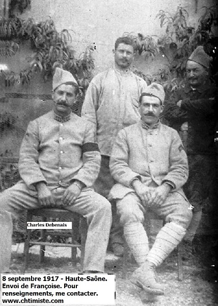 regimentartillerie20 9.jpg - Photo N° 9 : Charles Debenais - avec le brassard noir - écrit le 8 septembre 1917 en Haute-Saône, il précise qu'il y est accompagné: " des copains Sabourin, Légé et Lucas."