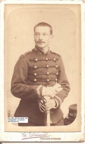 25eRAC inconnu8.jpg - Inconnu N° 8 du 25e régiment d'artillerie de campagne de Châlons-sur-Marne (Châlons-en-Champagne). Il s'agit d'un musicien (tambour ou clairon).