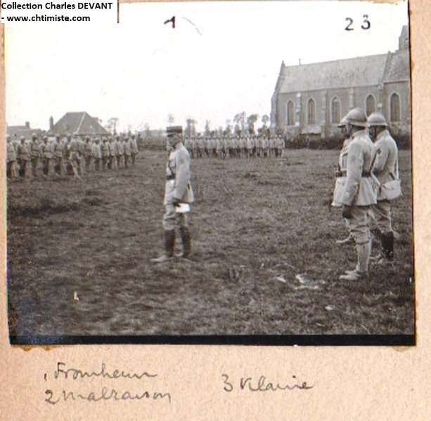 43a.jpg - 43a : Arnèke (Nord) - Revue et remise de décorations le 17 juin 1918 par le colonel commandant de l'artillerie divisionnaire en présence du général ROUX - FROMHEIM - MALMAISON - KLAINE