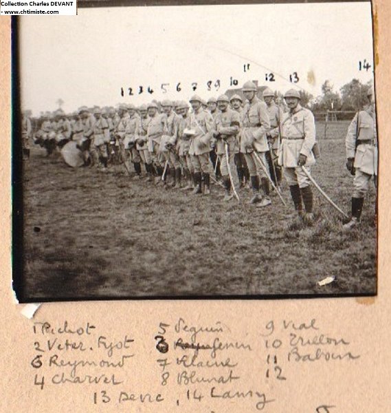 43b.jpg - 43b : Arnèke (Nord) -  Revue et remise de décorations le 17 juin 1918 par le colonel commandant de l'artillerie divisionnaire en présence du général ROUX -  PICHOT - VETER.FUOT - REYMOND - CHARVET - VEGUIN - GENIN - KALINE - BLUNAT - VIAL - TRULON - LAMY - DEVIE. Les soldats sont décontractés, c'est certainement la préparation de la revue.