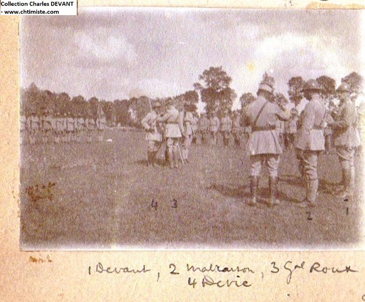 43d.jpg - 43d : Ledringhem (Nord) - Revue et remise de décorations le 17 juin 1918 par le colonel commandant de l'artillerie divisionnaire en présence du général ROUX - Charles DEVANT - MALRAISON - Général ROUX - DEVIE
