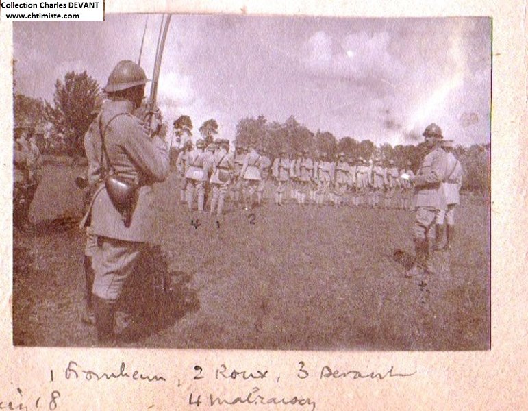 43e.jpg - 43d : Ledringhem (Nord) - Revue et remise de décorations le 17 juin 1918 par le colonel commandant de l'artillerie divisionnaire en présence du général ROUX - DEVANT - MALRAISON - FROMHEIM - Général ROUX