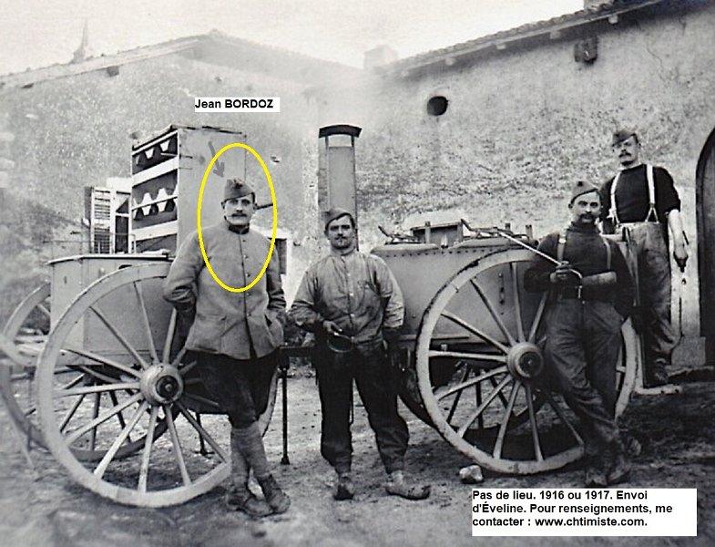 regimentartillerie31 16.jpg - Photo N° 16 : Jean BORDOZ du 31ème régiment d'artillerie de campagne. L'homme tenant la louche serait peut-être un dénommé " BOUJU " . Carte envoyée le 21 janvier 1917, mais photo peut-être de fin 1916.