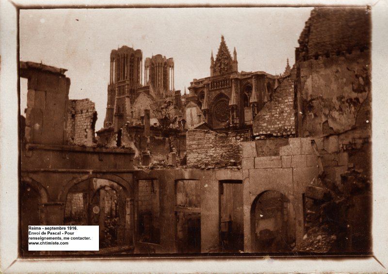 11a.jpg - 11 : Reims - Septembre 1916 - La cathédrale - 32e régiment d'artillerie de campagne.