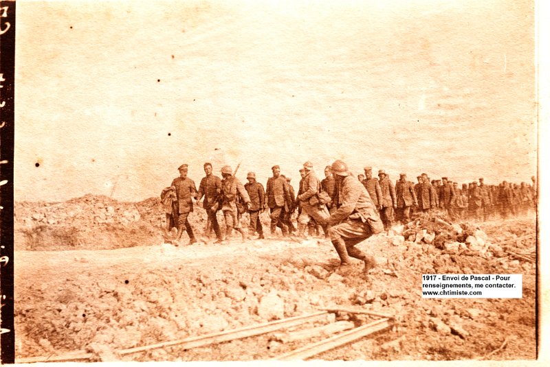 24a.jpg - 24 : Mai 1917 : Prisonniers allemands - 225e régiment d'artillerie de campagne.