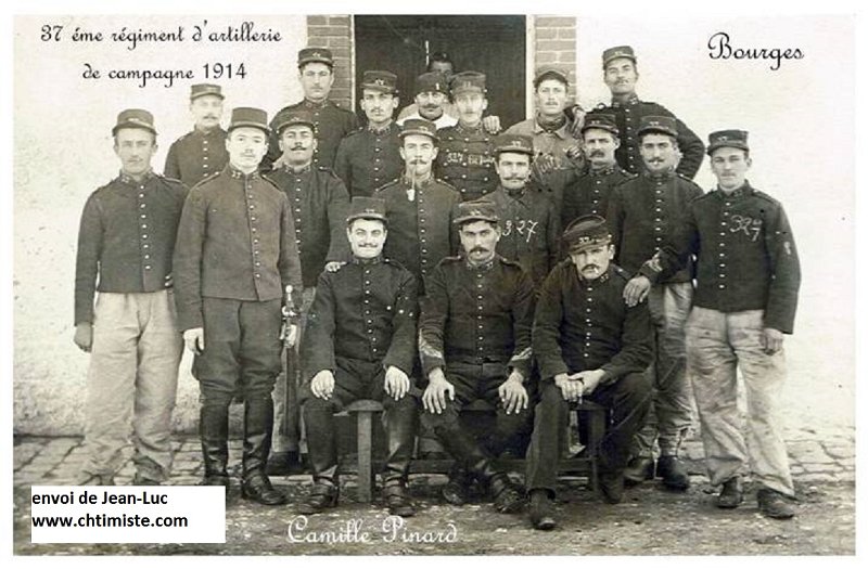 regimentartillerie37 12.jpg - Photo N° 12 : 37e d'artillerie. Camille PINARD, assis sur le banc à gauche,  classe 18, 2ème cannonier-conducteur, 1ére batterie.