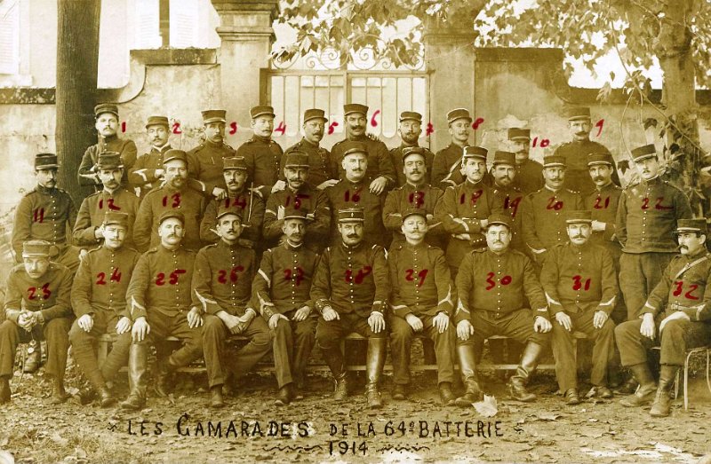 regimentartillerie39 12a.jpg - Photo N° 12 recto : Les camarades de la 64ème batterie du 39ème régiment d'artillerie de campagne - 1914. - AD01