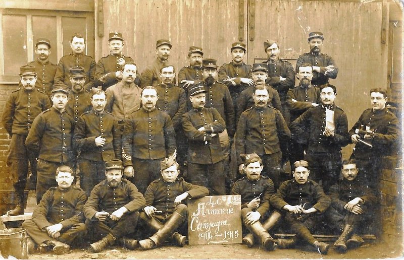 regimentartillerie40 8.jpg - Photo N° 8 : Les armuriers du 40ème régiment d'artillerie de campagne - Au verso : '' campagne 1914-15 ''