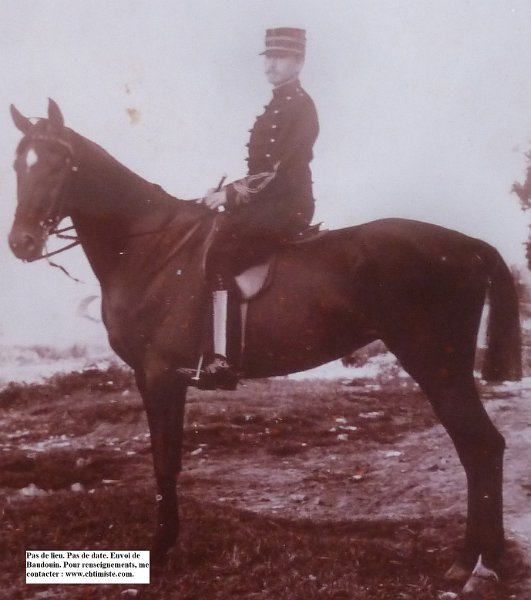 46eRAC Roumens.jpg - Capitaine ROUMENS, futur commandant du 5ème groupe du 46ème régiment d'artillerie de campagne. Photo envoyée par son petit-fils.