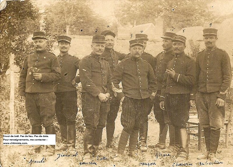 regimentartillerie47 2.jpg - Photo N° 2 : Les noms inscrits : JEANTÉ, JEANO--AT, GAUCHER, LATTON, VANCON, GIRARE, CHAUVIN, DUBERTIN. - 47e régiment d'artillerie de campagne.