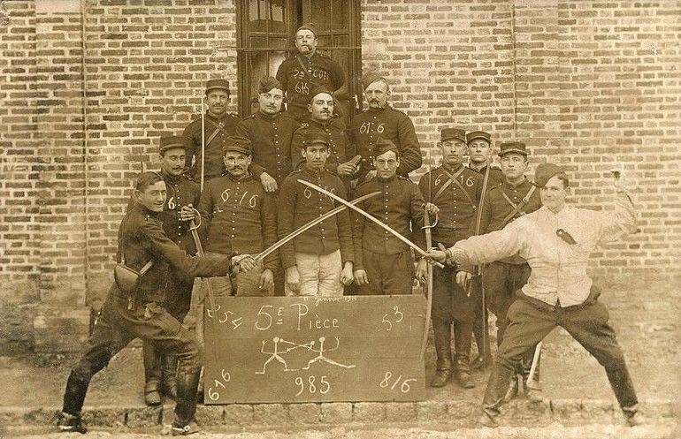 regimentartillerie60 8.jpg - Photo N° 8 : Pas de noms, janvier 1914. Envoi de Roger-Paul MICUM. Carte trouvée sur brocante.